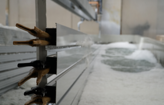 Aluprofile im Eloxalbad